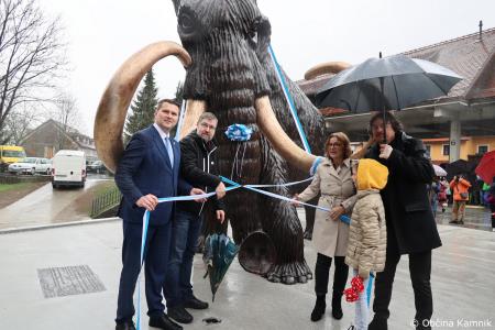 Dobrodošel mamut v Kamniku je dobil svoje mesto bronasti mamut v naravni velikosti, ki stoji v Mamutovem parku (54)